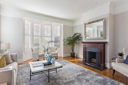 El saln principal tiene una gran chimenea y se abre a otra zona de estar con una chimenea similar