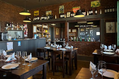 El salón recibe en mesas para dos, cuatro y seis personas