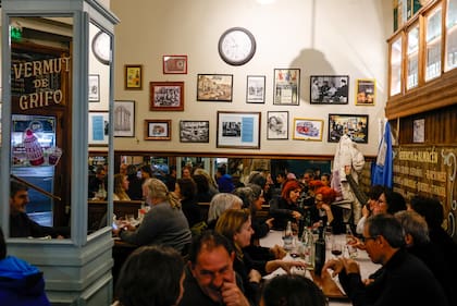 El salón, repleto de gente, un día de semana por la noche
