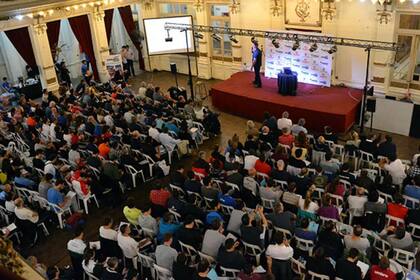 El salón repleto del club Italiano