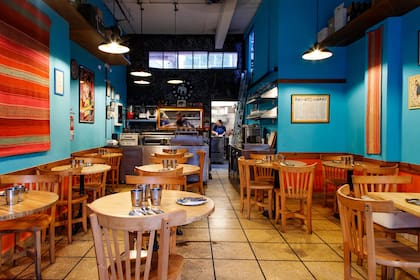 El salón sobre Scalabrini Ortiz tiene apenas catorce mesas y antes de que abra ya hay gente esperando en la entrada.