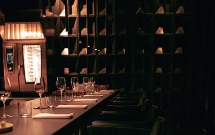 El salón tiene una única mesa: una barra que rodea la cocina y permite asistir en primera fila a la aceitada coreografía que da paso a cada plato.