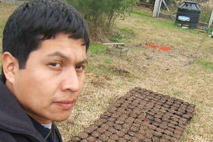 El salteño en plena faena en el armado de las macetas