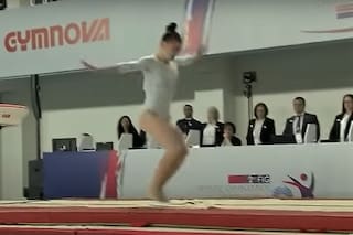 Una gimnasta argentina de 14 años se consagró campeona mundial junior: así fueron los saltos