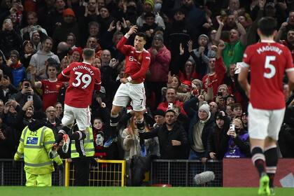 El salto de Cristiano Ronaldo tras anotar su gol ante Burnley, en Old Trafford, y por un partido de la Premier League disputado este jueves