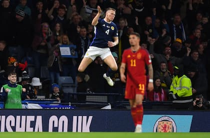 El salto de Scott McTominay, autor de los dos goles de Escocia