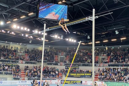 El salto mágico en Torun, Polonia, donde Duplantis marcó 6,17m en salto con garrocha