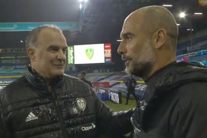 El saludo afectuoso entre Bielsa y Guardiola, no bien terminó el partido entre Leeds y Manchester City, en la fecha pasada.