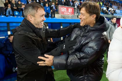 El saludo afectuoso entre Eduardo Coudet y Matías Almeyda