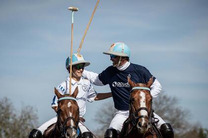 El saludo amistoso de hijo y padre antes de la final de la Copa Cañuelas