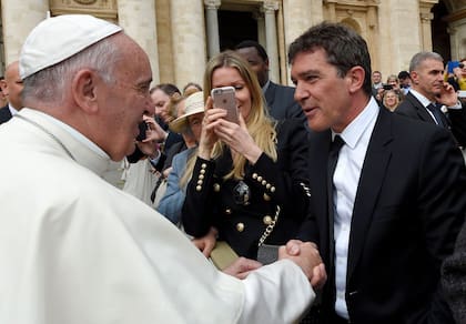 El saludo con Antonio Banderas y su novia Nicole Kimpel al final de la audiencia general semanal en la plaza de San Pedro del Vaticano, el 13 de abril de 2016