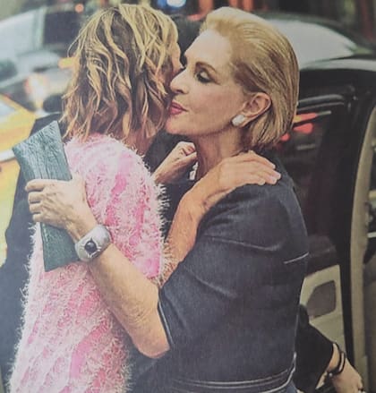 El saludo con Carolina Herrera, parte del libro de Ágatha Ruiz de la Prada, "Mi historia"