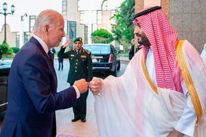 Biden sepulta su promesa de castigar a Arabia Saudita: se reunió con el príncipe al que acusó de asesino