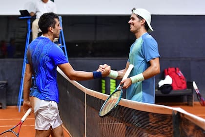 El saludo cordial entre Román Burruchaga y Facundo Mensa tras la final del Challenger de Piracicaba