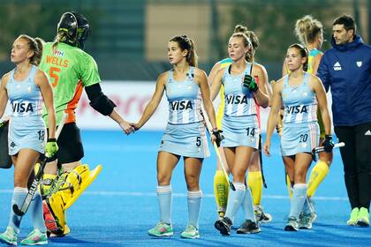El saludo de Agostina Alonso con la arquera australiana Wells; frustración en el debut de las Leonas