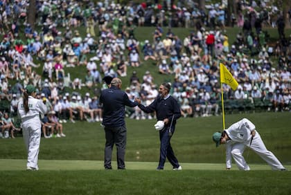 El saludo de Ángel Cabrera con el español José María Olazábal en el tradicional torneo de Par 3 que se realizó este miércoles