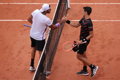 El saludo de Coria con Berrettini; el argentino retrocederá en el ranking porque el año pasado había accedido a la tercera rueda de la cita parisina