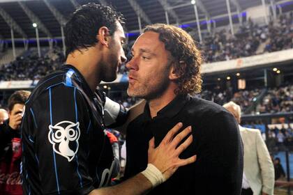 El saludo de Diego con Gabriel Milito antes del partido en el Cilindro