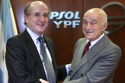 El saludo de Enrique Eskenazi con el presidente de Repsol, Antonio Brufau, cuando, a principios de 2008, la petrolera vendió su filial argentina al grupo Petersen