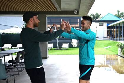 El saludo de Eriksen con Lautaro Martínez en Milán, en una visita a principios de agosto