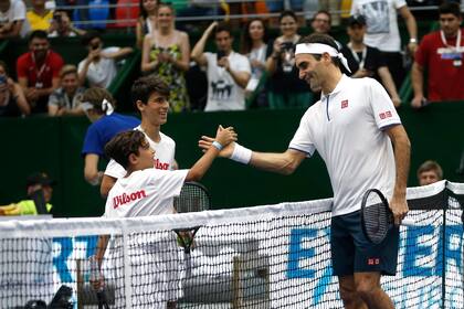 El saludo de Federer con un nene después de un peloteo
