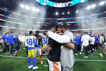 El saludo de Ja'Marr Chase, receptor de Cincinnati Bengals, para su colega Odell Beckham Jr., de los Rams, tras la victoria de Los Angeles