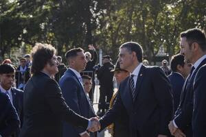 El saludo de Javier Milei y Jorge Macri el 2 de abril pasado; de la frialdad a la tensión