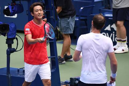 El saludo de la "nueva normalidad" entre Nishioka y Murray, con choque de raquetas