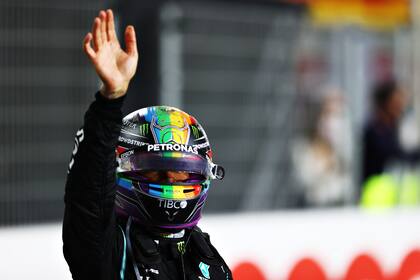 El saludo de Lewis Hamilton, tras la victoria en el Gran Premio de Qatar; el británico utilizó un nuevo diseño de casco, con los colores de la bandera arcoíris, con el objetivo de dar visibilidad al colectivo LGTBI en los países árabes