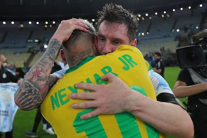 El saludo de Lionel Messi y Neymar luego de la final de la Copa América 2021 entre Argentina y Brasil
