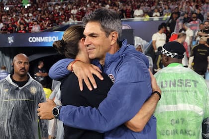 El saludo de los entrenadores, Mauricio Pellegrino y Filipe Luís