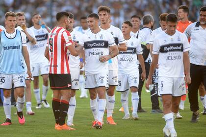 El saludo de los jugadores de Gimnasia a Leandro Díaz, después del último clásico platense, que ambos equipos igualaron 4-4 en el Bosque