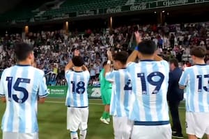 El saludo de los pibes de Racing a los hinchas del club en la tribuna, después de una final que se fue por muy poco