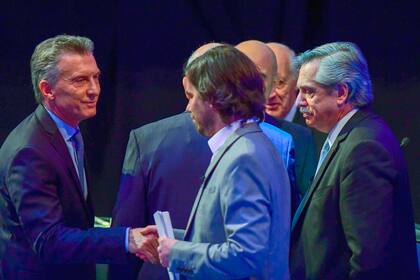 El saludo de Macri a Del Caño. Segundos después haría lo propio con Fernández