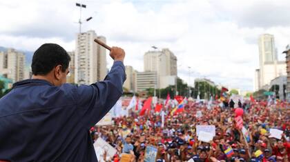 El saludo de Maduro a sus seguidores durante los actos por el Día del Trabajador en Caracas