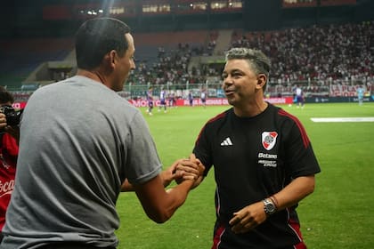 El saludo de Marcelo Gallardo con Diego Funes, el entrenador de Bolívar