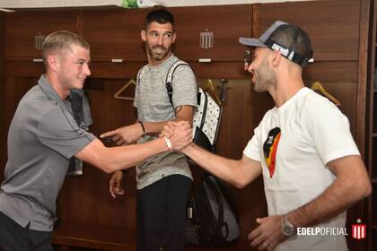 El saludo con el juvenil Pellegrini, con el histórico Andújar de testigo