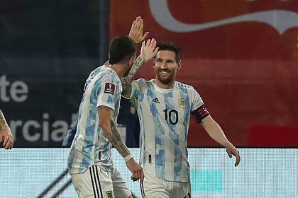 El saludo de Messi con De Paul, luego de convertir..., de penal; Paraguay, Brasil (tras el rebote), Uruguay, Ecuador y Chile..., los últimos cinco goles del capitán en la selección: todos de penal 