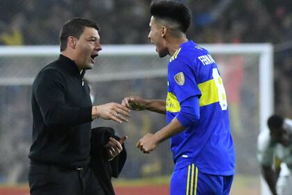 El saludo de Pol Fernández tras lograr la clasificación de Boca a los octavos de final de la Copa Libertadores; el respaldo del plantel fue clave para el DT