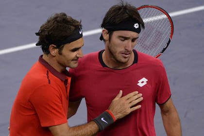 El saludo de Roger tras vencer a Leo Mayer