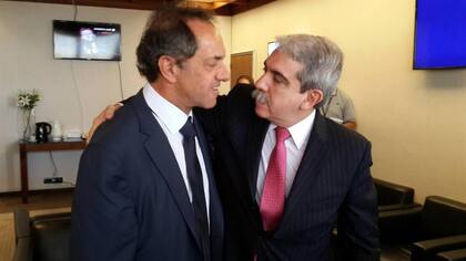 El saludo de Scioli y Aníbal en Tucumán, tras las elecciones del domingo