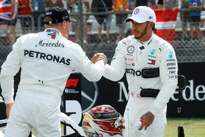 El saludo de Valtteri Bottas (3°) a Lewis Hamilton, que logró una nueva pole position