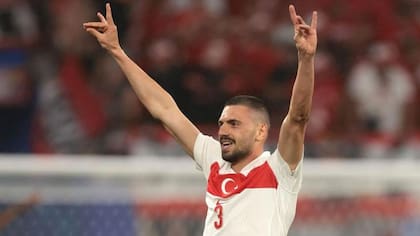 El saludo del lobo causó polémica en la Eurocopa 2024 cuando el jugador turco Merih Demiral hizo el gesto