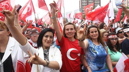 El saludo del lobo nunca ha sido aceptado como un símbolo nacional en Turquía, asegura el periodista Kemal Can