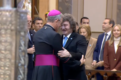 El saludo del presidente Milei y el arzobispo García Cuerva en el tedeum en la Catedral porteña