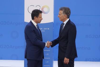 El saludo del primer ministro de Italia Giuseppe Conte y Mauricio Macri
