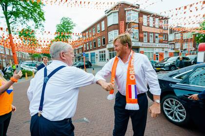 El saludo del rey con el alcalde de La Haya, Jan van Zanen