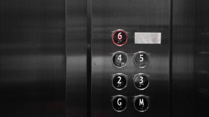 El saludo en el ascensor era uno de los momentos complicados para la española