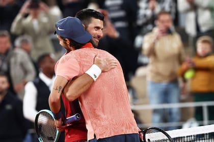 El saludo en la red de Novak Djokovic y Lorenzo Musetti 