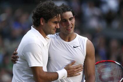 El saludo en la red, después del triunfo sobre Federer en Wimbledon 2008: le había ganado en pasto al mejor de todos los tiempos en esa superficie